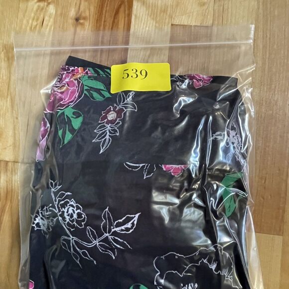 Torrid Pants Floral‎ Black Chiffon Tulip Leg Flowy womens 1 EUC Dark Floral - Picture 10 of 10